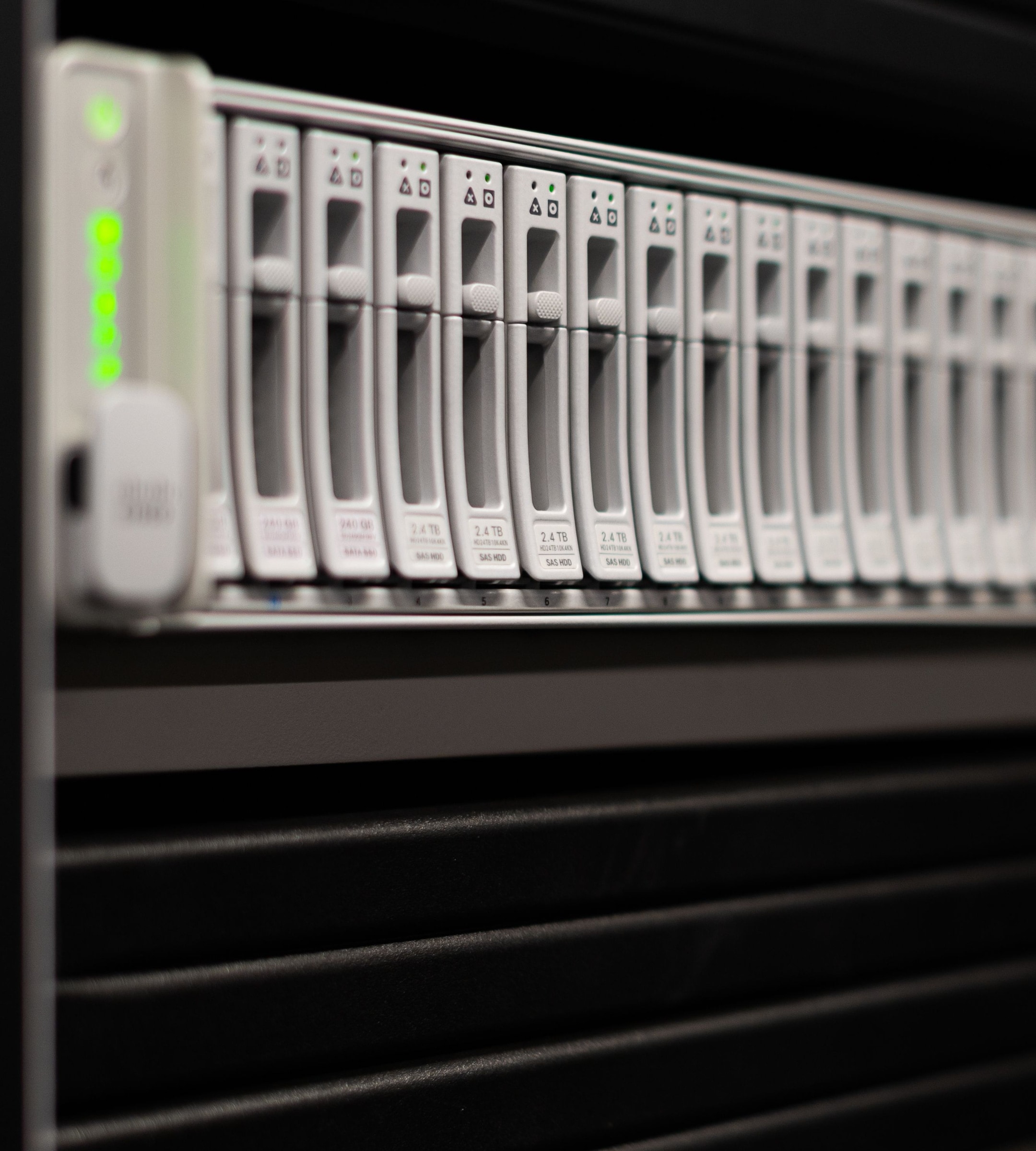 Baies de stockage d'entreprise en salle serveur